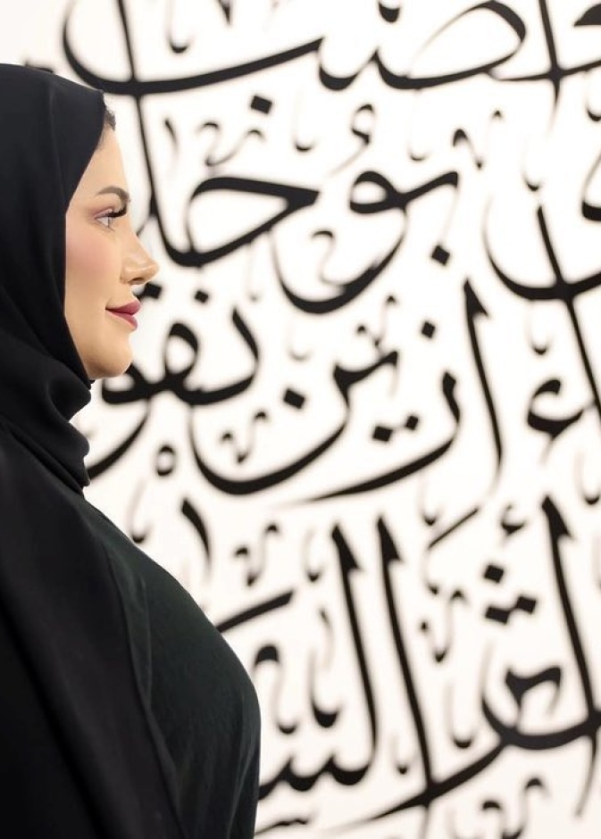 خاص لـ"هي": كيف شكلت الفنانة القطرية منى البدر طريقها الفني بين الجداريات واللوح الفنية ؟