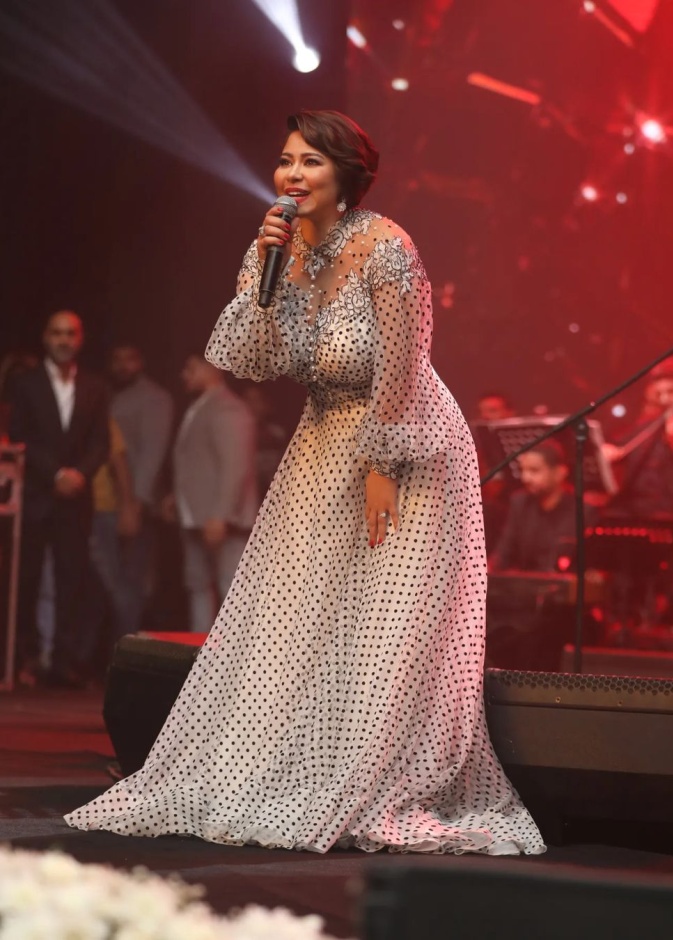 شيرين عبد الوهاب بفستان أبيض منقط