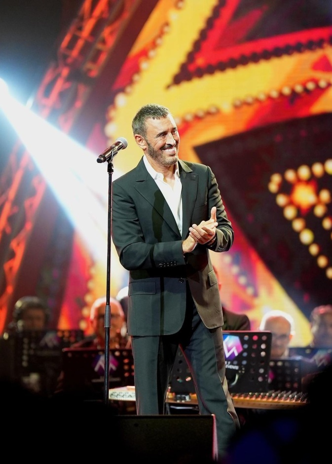 كاظم الساهر على المسرح في إحدى حفلاته 