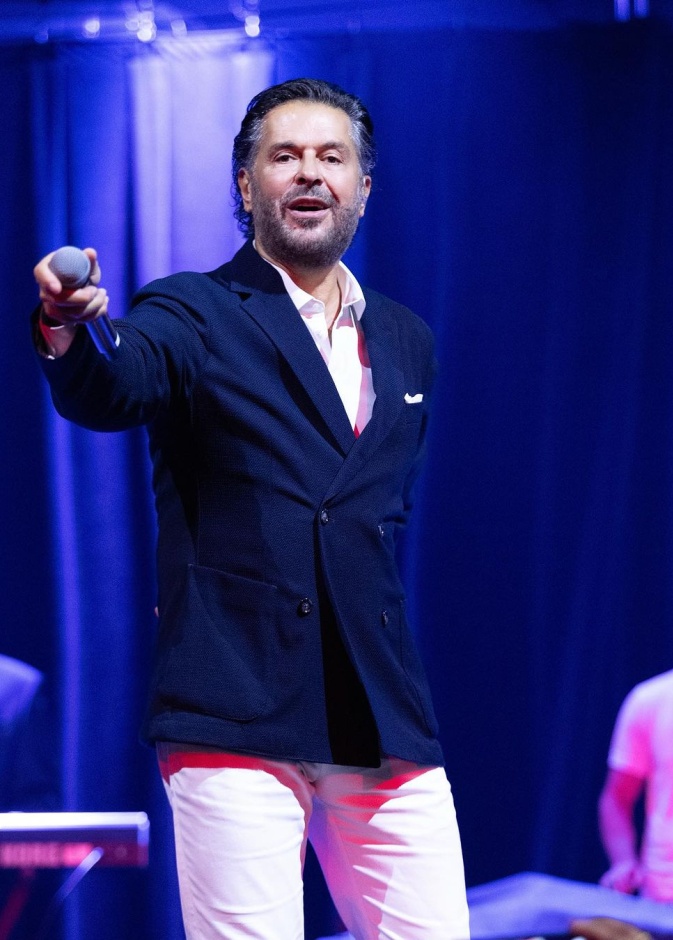  راغب علامة على المسرح في إحدى حفلاته 