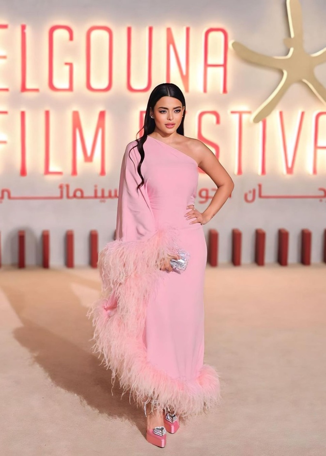 أسماء جلال بفستان بصيحة الريش