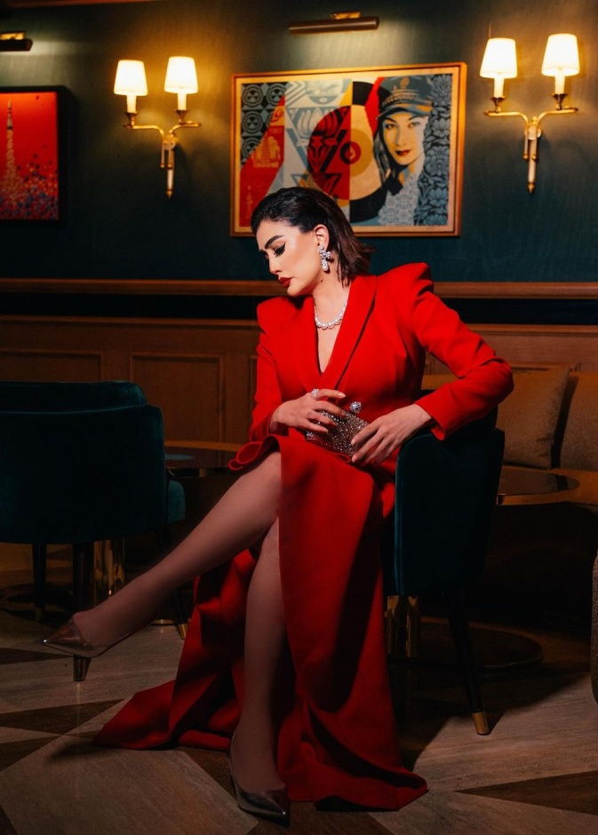 غادة عبد الرازق بالفستان الاحمر في جلسة تصوير حديثة 