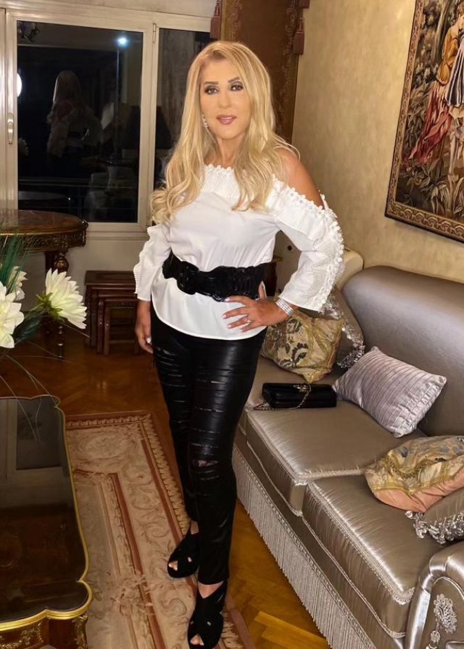 نادية الجندي بإطلالة كلاسكية تكشف رشاقتها 