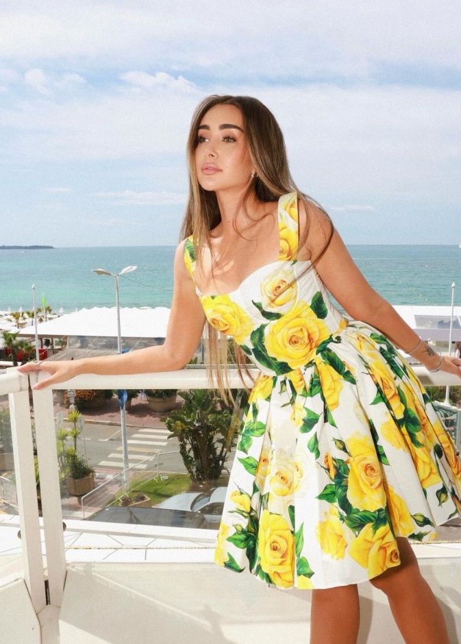 فستان صيفي مبهج لهنا الزاهد