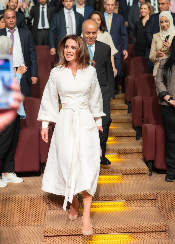 الملكة رانيا بفستان أبيض بسيط في أحدث ظهور 