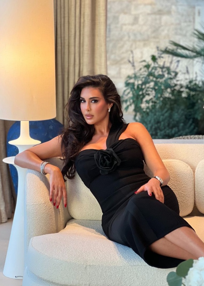 ياسمين صبري بفستان أسود بتصميم بسيط