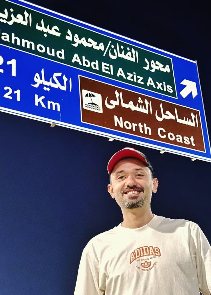 كريم محمود عبد العزيز مع لافته تحمل اسم والده