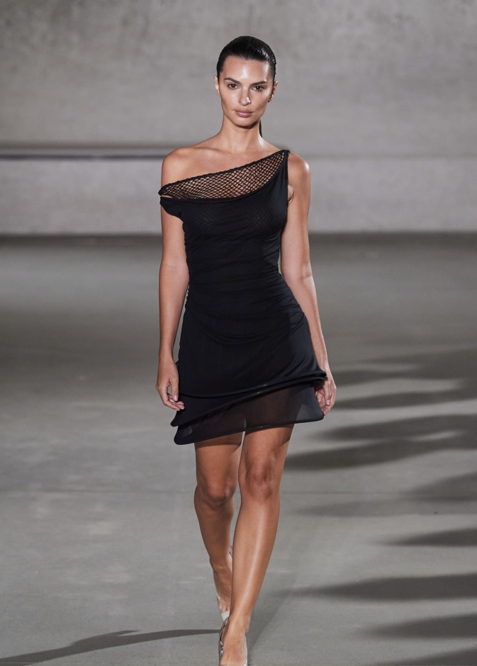 ارتدي فساتين سهرة قصيرة ناعمة وانغمسي في سحر الليل