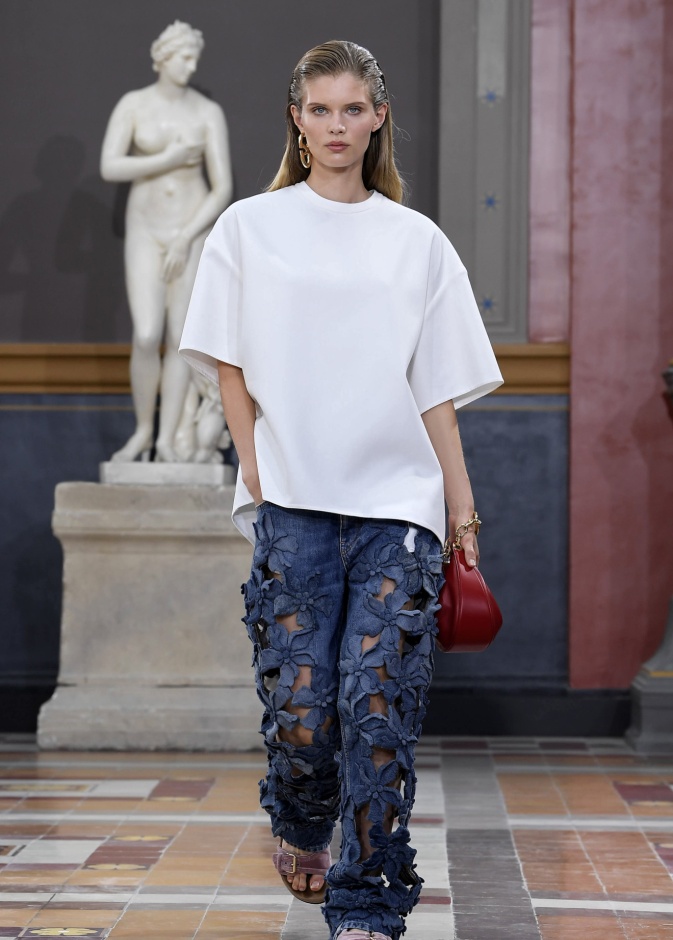 موضة الجينز المتنوعة الرفيق الدائم لإطلالات السفر