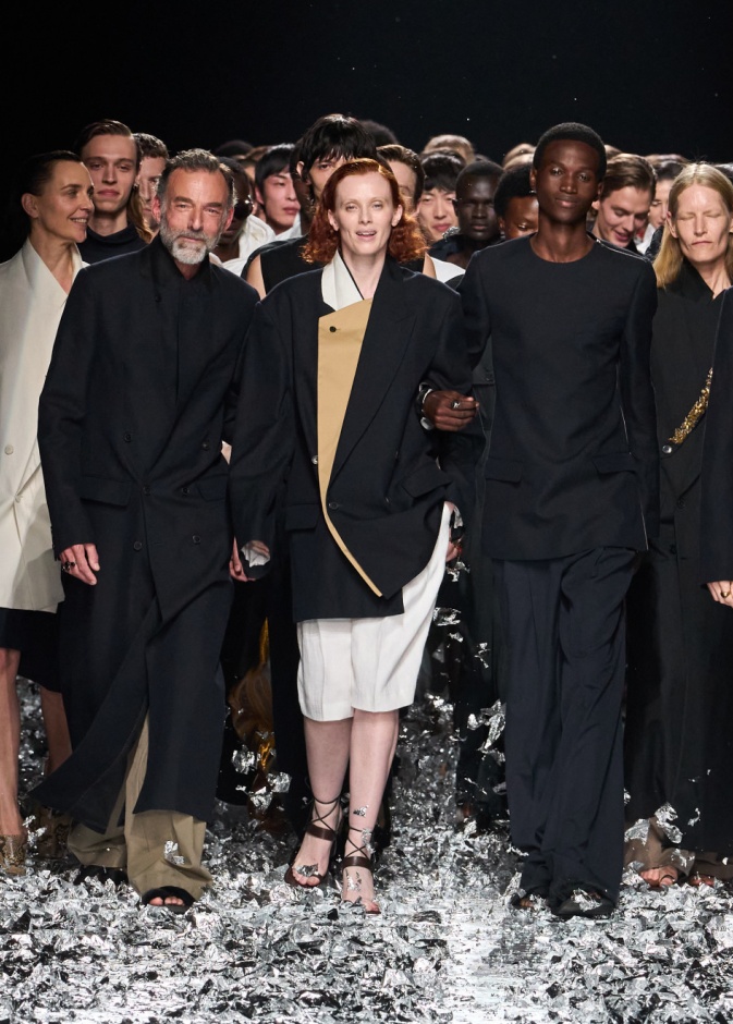 Dries Van Noten يودّع عشاق الدار بآخر مجموعة تحمل توقيعه... بعد 38 عامًا و150 مجموعة و129 عرضًا
