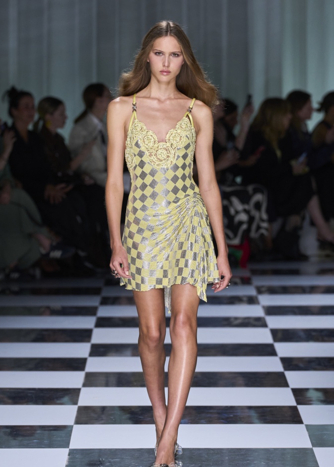 الفساتين القصيرة موضة صيف 2024  Versace