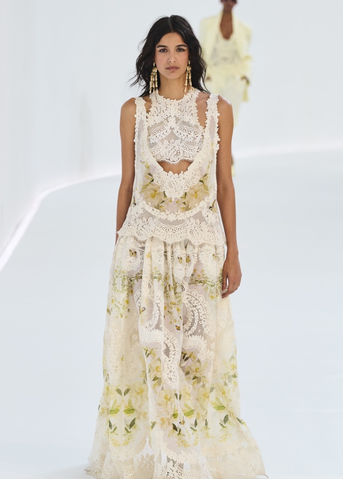 فساتين حيوية ومفرغة لسهرات السفر