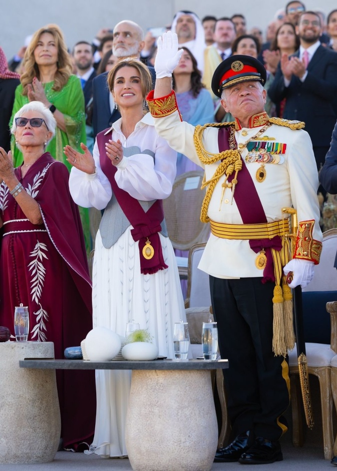 إطلالة الملكة رانيا بفستان مصمم خصيصاً لها باللونين الأبيض والرمادي