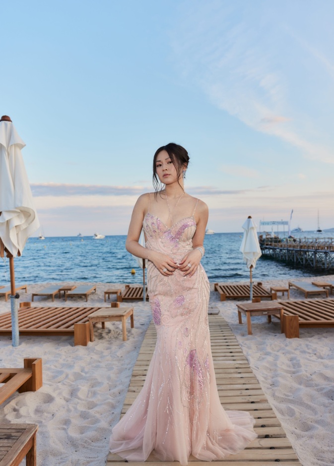 "اوليفيا يانغ" بتصميم من علامة وعد العقيلي