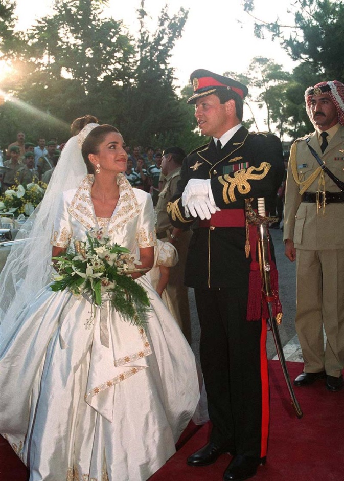 فستان زفاف مميز للملكة رانيا في يوم الزفاف