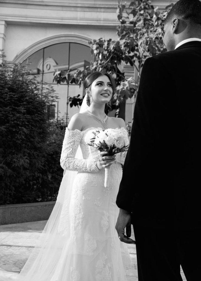 من لقطات العروسين بالأبيض والأسود من المصورة مي الحربي