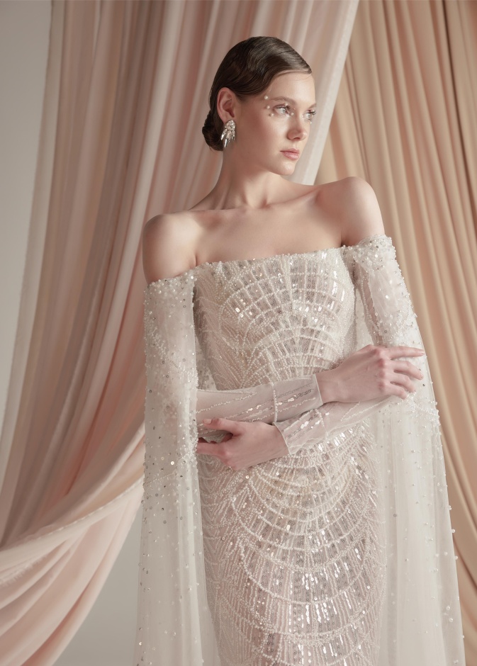 إطلالة فستان زفاف جاهزة للإرتداء بأكمام على شكل كايب