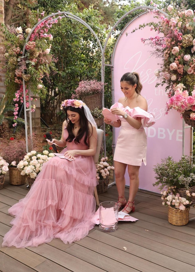 ماريتا الحلاني مع شقيقتها دانا في حفل توديع العزوبية