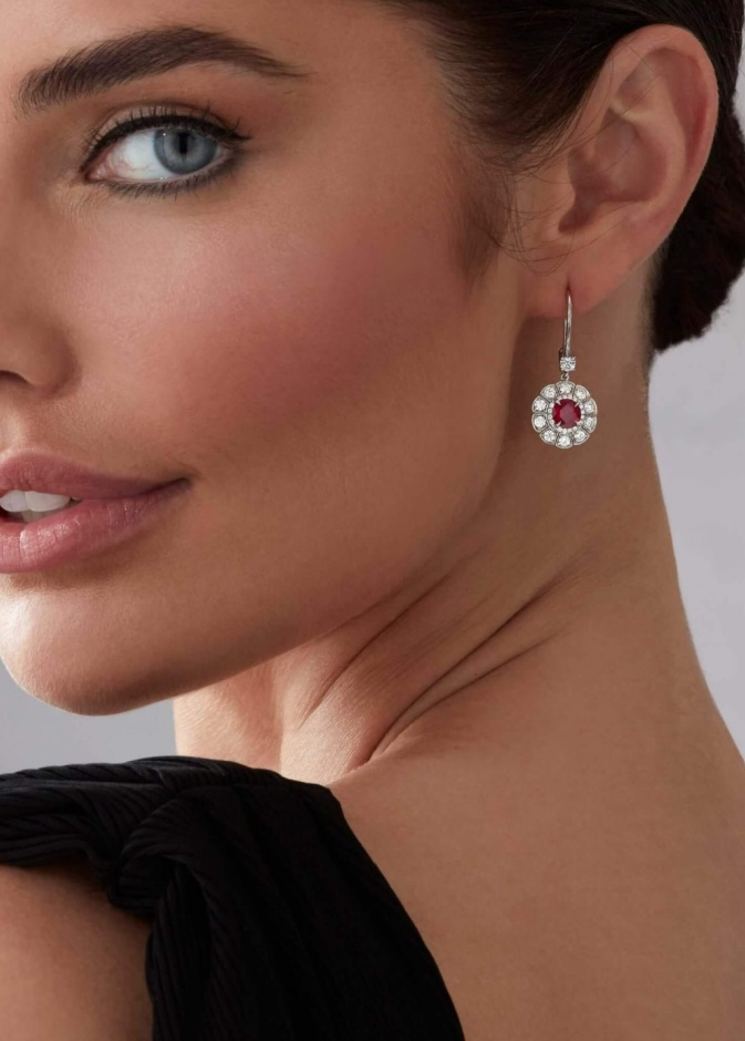 أقراط أذن مرصّعة بالروبي من غرارد Garrard