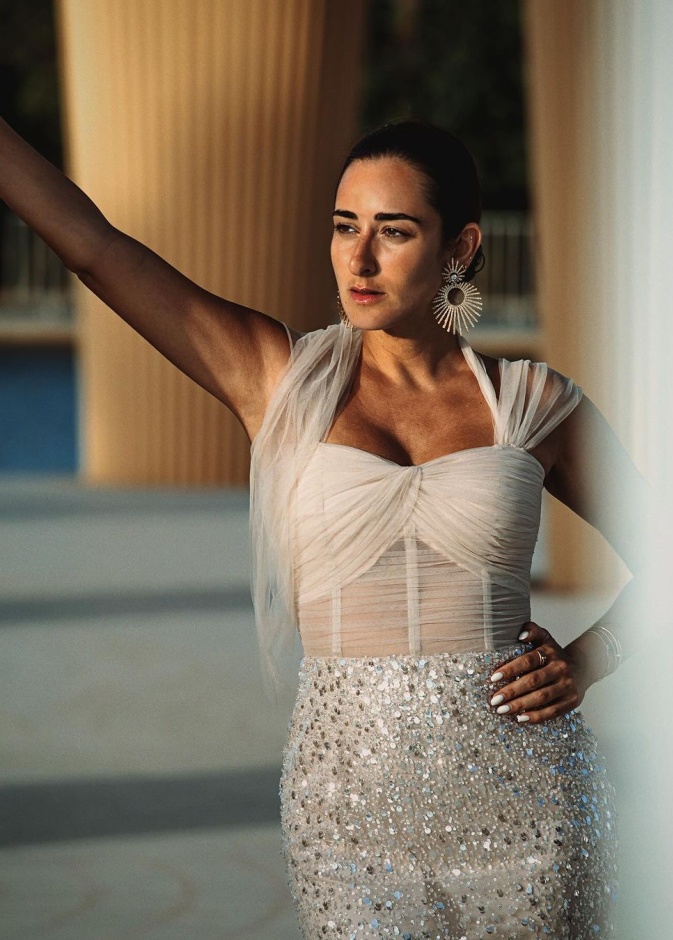 أمينة خليل نجمة فيلم " x مراتي" بتصاميم مجوهرات عصرية رائجة مع إطلالات الأبيض والأسود