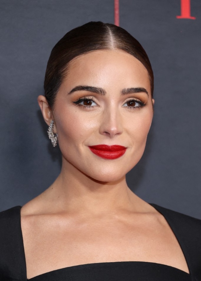 إطلالات أوليفيا كولبو تتخطى المألوف بمكياجها الملفت بمناسبة زواجها