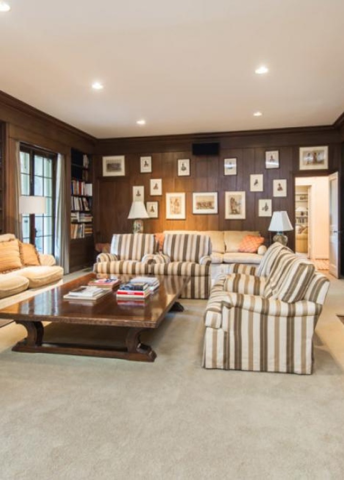 إحدى غرف المعيشة في القصر التاريخي في بيفرلي هيلز