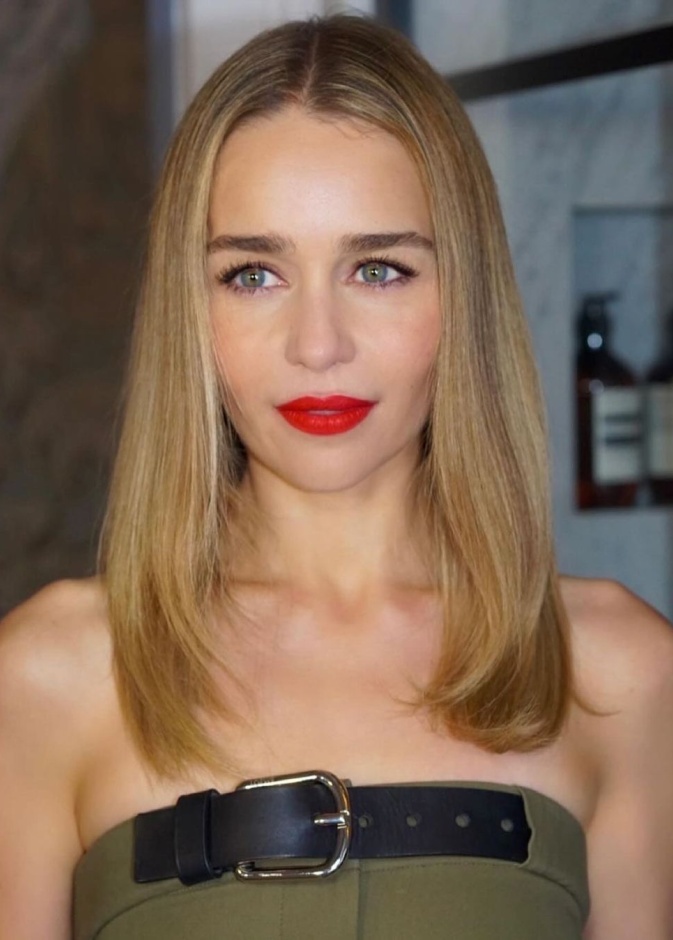 إطلالة إيميليا كلارك ترسّخ معايير الجمال الشبابية المتجددة