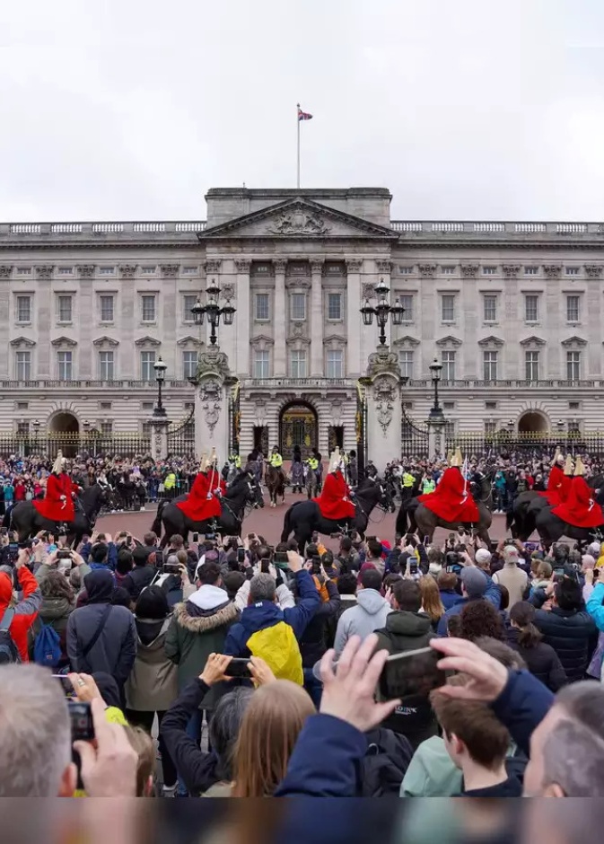 السماح لزوار قصر باكنغهام بدخول الغرفة المركزية