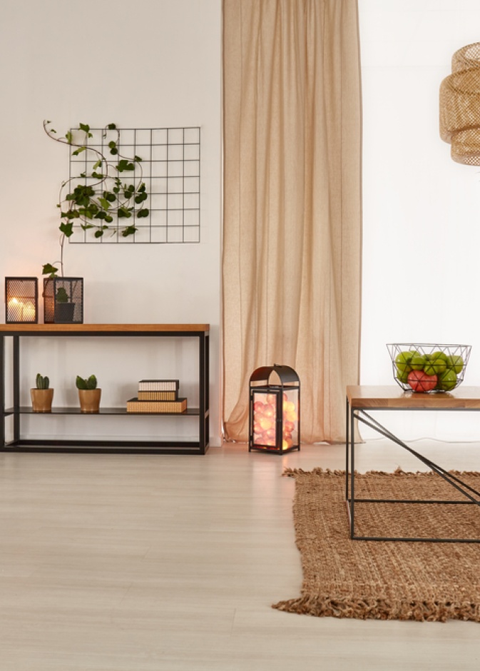 الكتان والقطن من الأقمشة التي تتميز بمظهر مريح وغير رسمي مثالي للديكور الصيفي