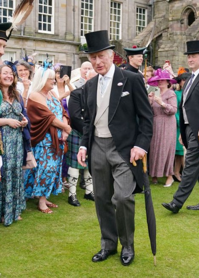 الملك تشارلز يستضيف حفل حديقة في قصر هوليرود