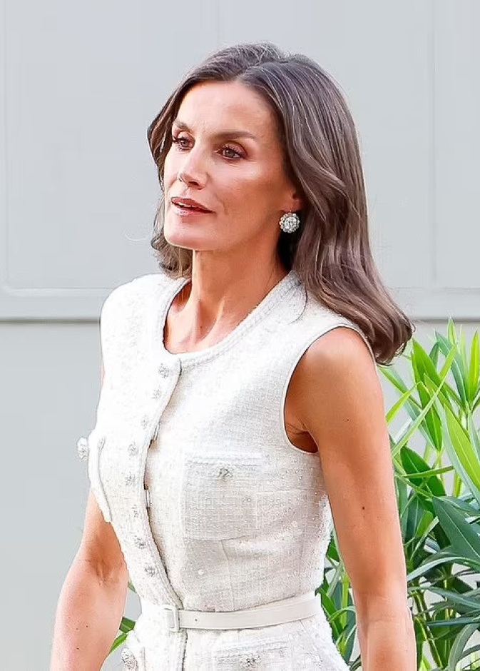 الملكة ليتيزيا بإطلالة بيضاء أنيقة في حفل جوائز الصحافة الدولية