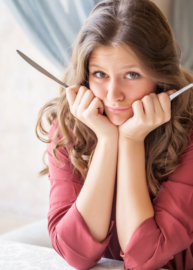 تحدث شراهة الأكل بسبب عوامل نفسية وبيئية تحفز عليها ويجب استشارة الطبيب بشأنها