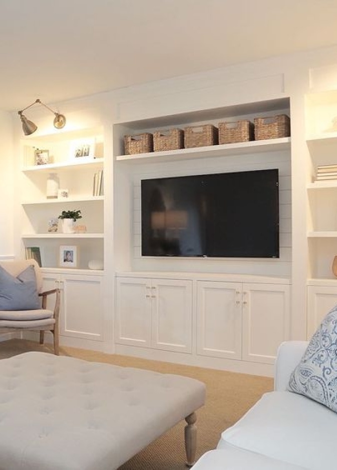 توفر الأرفف الخشبية المدمجة منصة لعرض العناصر الديكورية