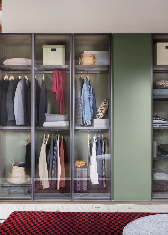 خزانة ملابس بأبواب زجاجية شفافة