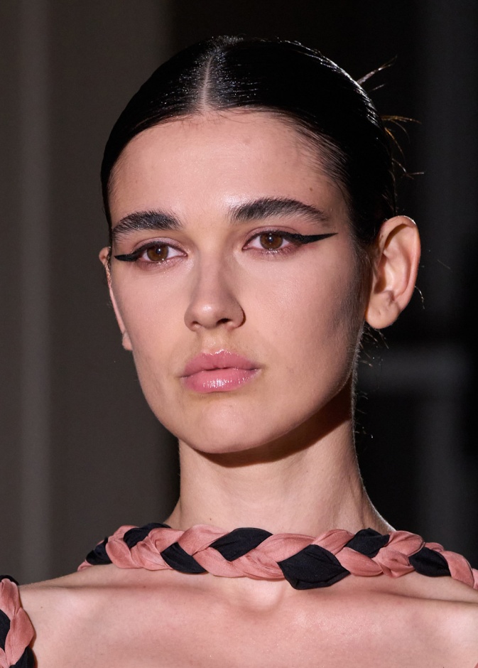 تقنيات تجميلية لتكبير الشفتين العلوية والسفلية