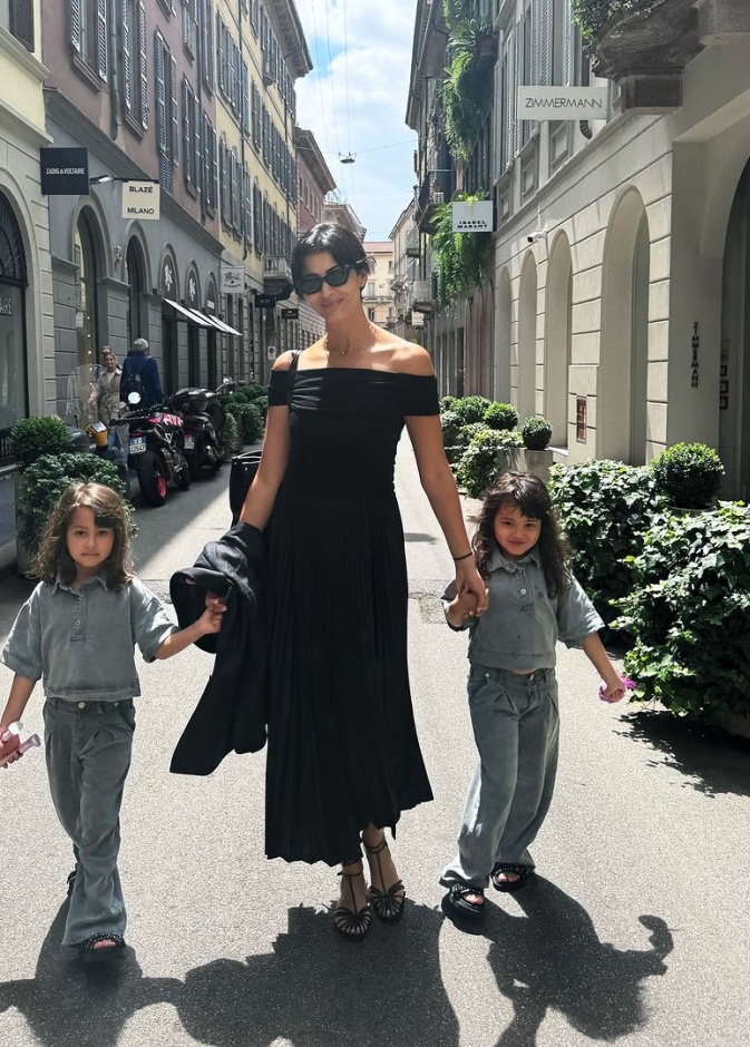 ريم السعيدي مع ابنتيها