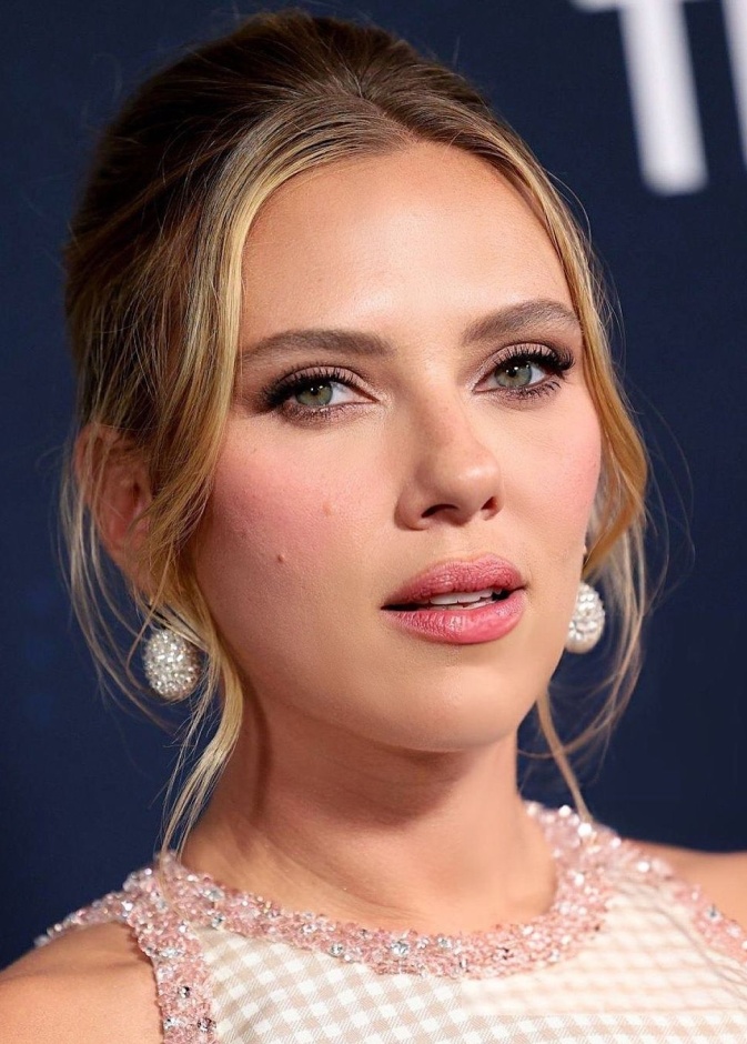 هايلايت للشعر من وحي النجمات بتدرجات الأشقر الطاغي