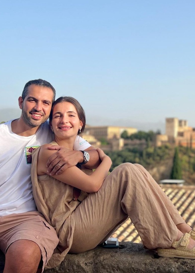 شام الذهبي مع زوجها في اسبانيا
