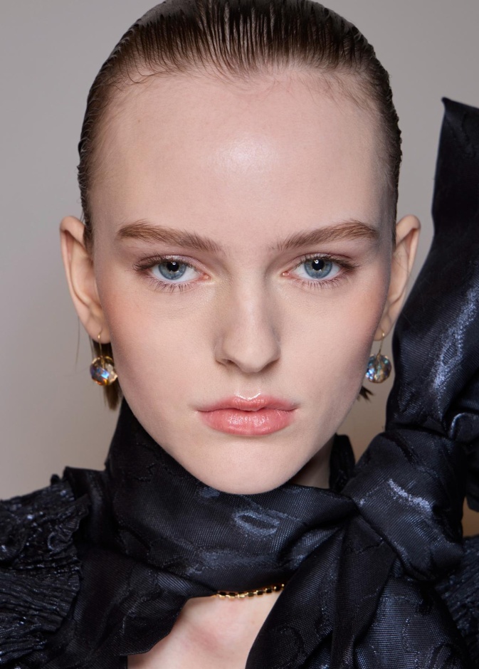 إطلالتكِ جذابة ومفعمة بالحيوية من دون المكياج الصيفي المبالغ فيه بعد إجراء التغييرات المقدمة