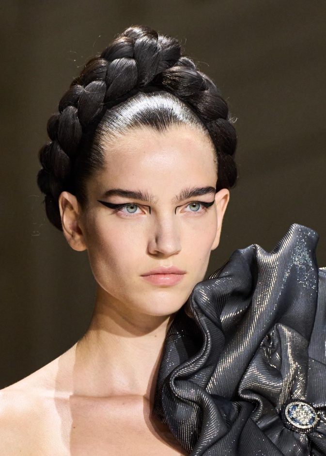 اتبعي الخطوات امقدمة للحصول على حواجب مثالية ومتناسقة مع مكياجكِ الجذاب