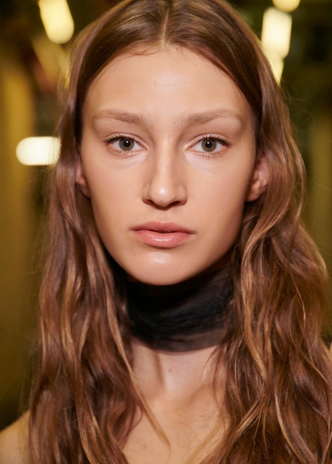 لنمو الشعر وتحسين صحته وزيادة كثافته بشكل صحي اتبعي النصائح المقدمة واستخدمي المكونات الطبيعية بشكل منتظم