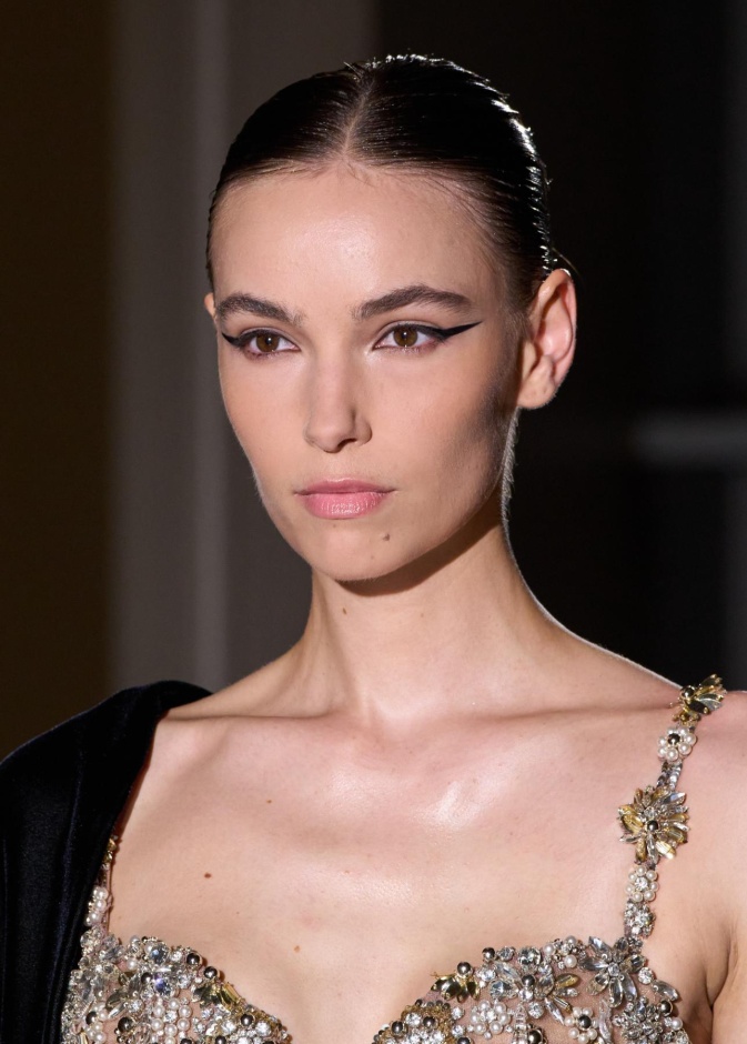 خطوات سهلة لتنظيف الوجه من الدهون والأوساخ