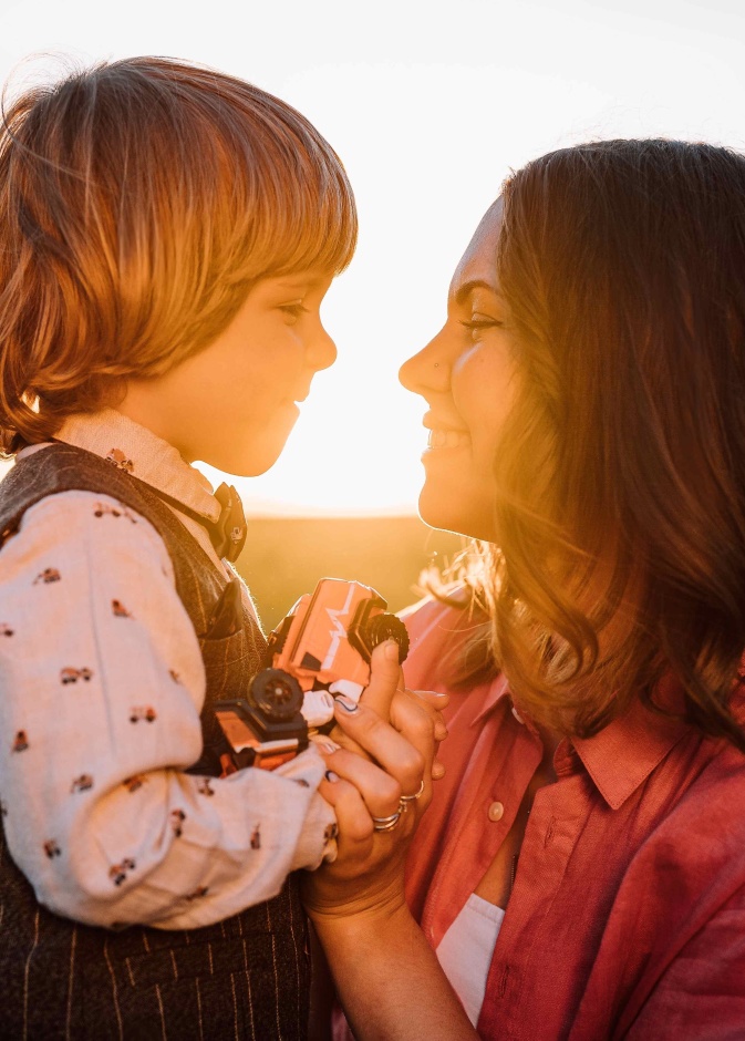 طفل يختار لعبته مع أمه 