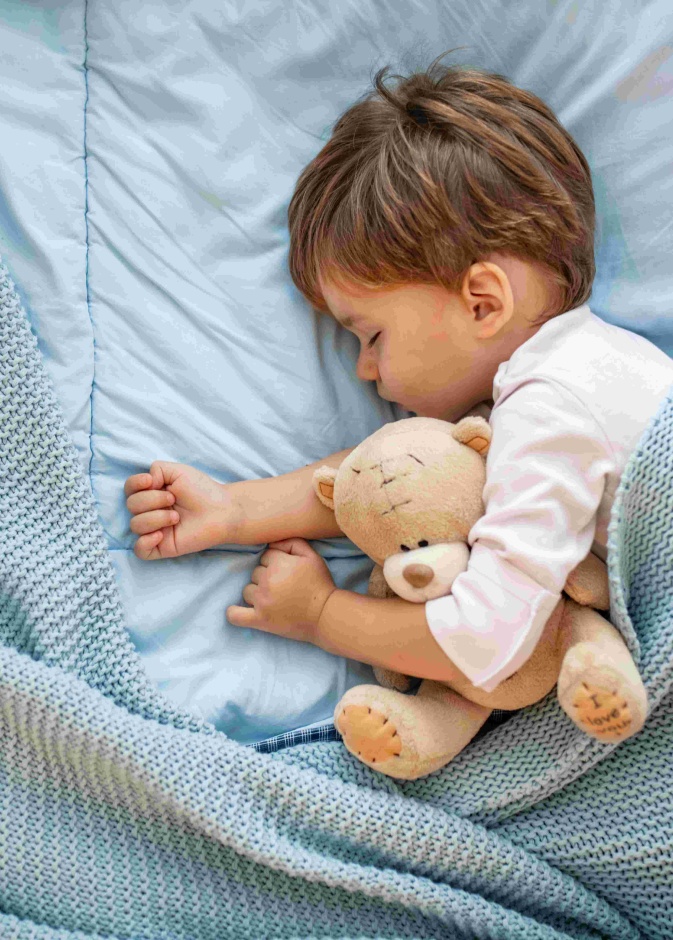 طفل ينام على سريره الخاص