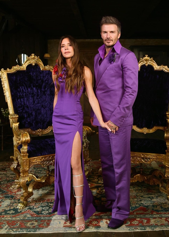 فيكتوريا بيكهام وزوجها ديفيد بيكهام يحتفلا بذكرى زواجهما الـ 25 بارتداء أزياء أرجوانية