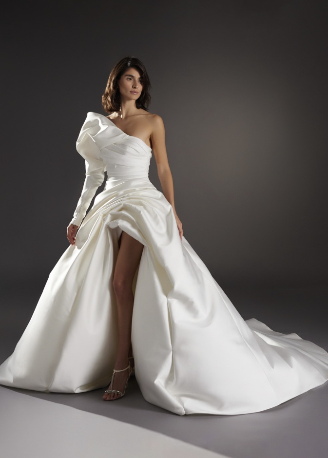 فيونكا على الأكتاف من دار Pronovias