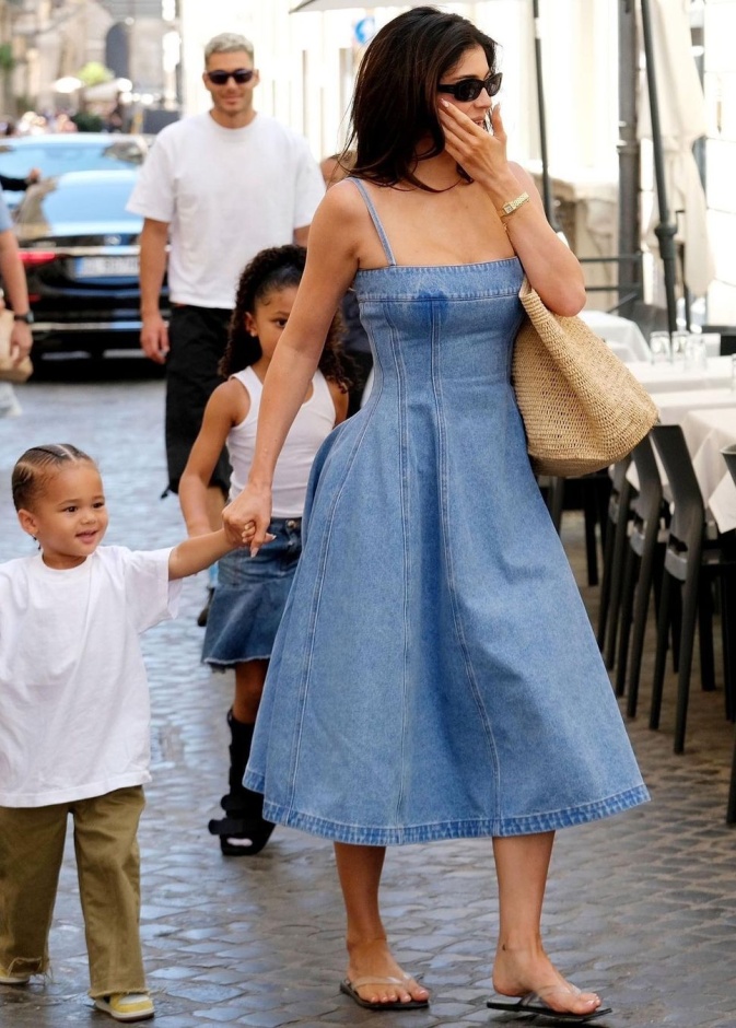 كايلي جينر تُعيد فستان الجينز إلى خارطة الموضة ومعه تنسق أجمل اطلالة صيفية