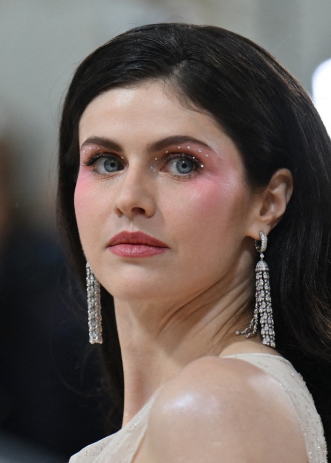 كيف تحافظ ألكسندرا داداريو على بشرتها؟ اكتشفي روتين العناية الخاص بها (4)