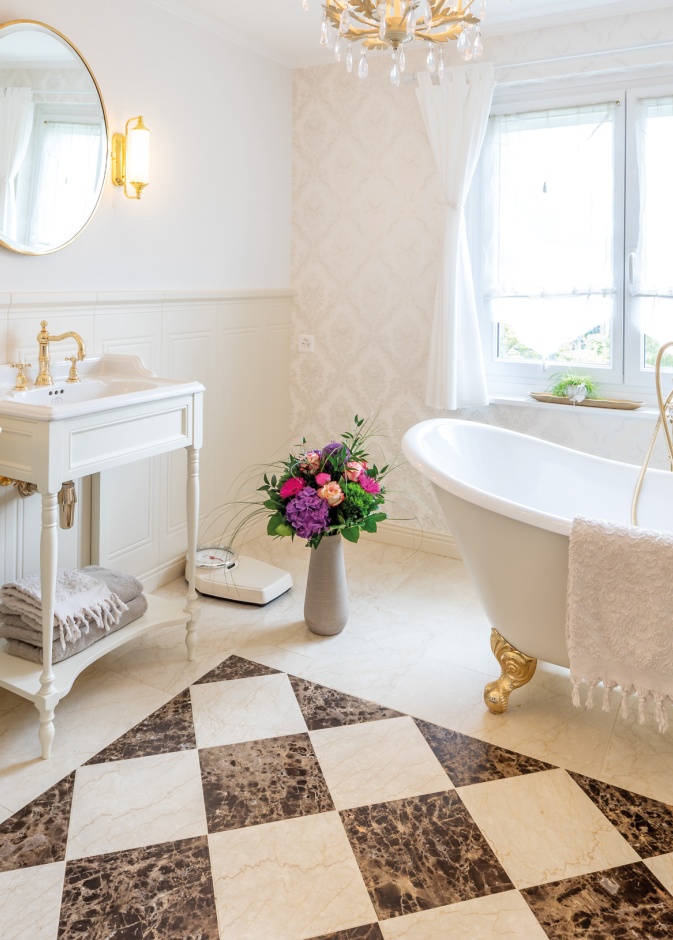 مزج القديم والجديد يمكن أن يضيف طابعًا مميزًا إلى أي مخطط، وخاصة الحمام