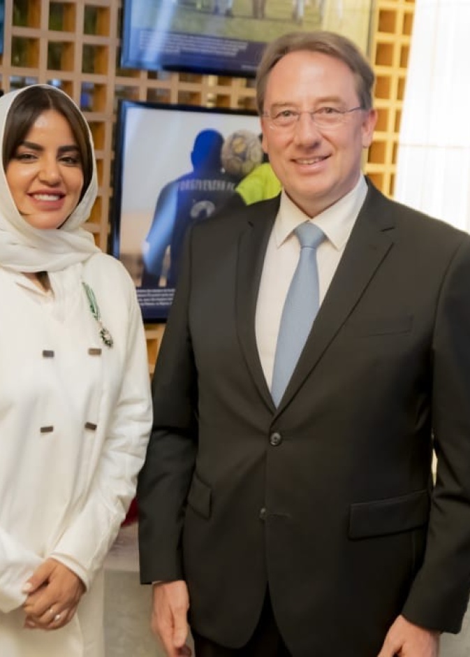 نوره بن سعيدان لـ هي أفتحر بكوني أول فنانة سعودية تحظى بوسام الجوقة برتبة فارس للفنون والآداب من الرئيس الفرنسي